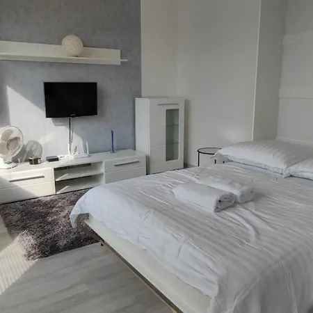 Apartmán Komenského - 6 Min Pešo Na Námestie Banská Bystrica